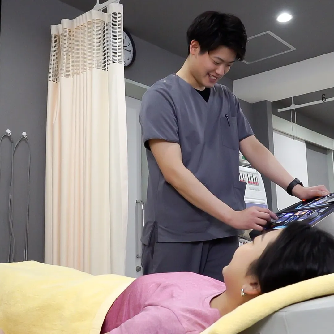 整骨院での骨盤矯正で、姿勢を改善し、EMSトレーニングを取り...